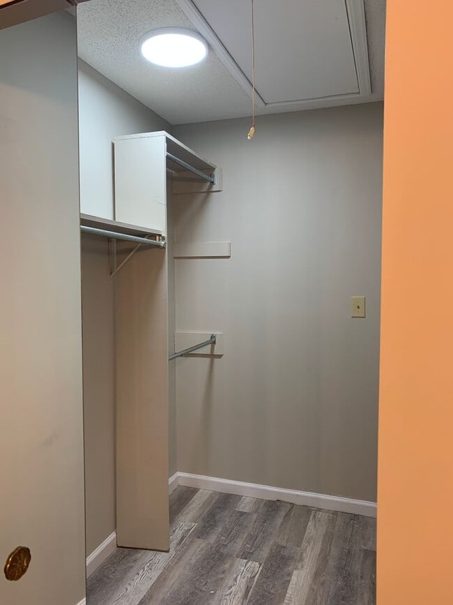 Building Photo - Cozy Living on a quiet cul de sac.