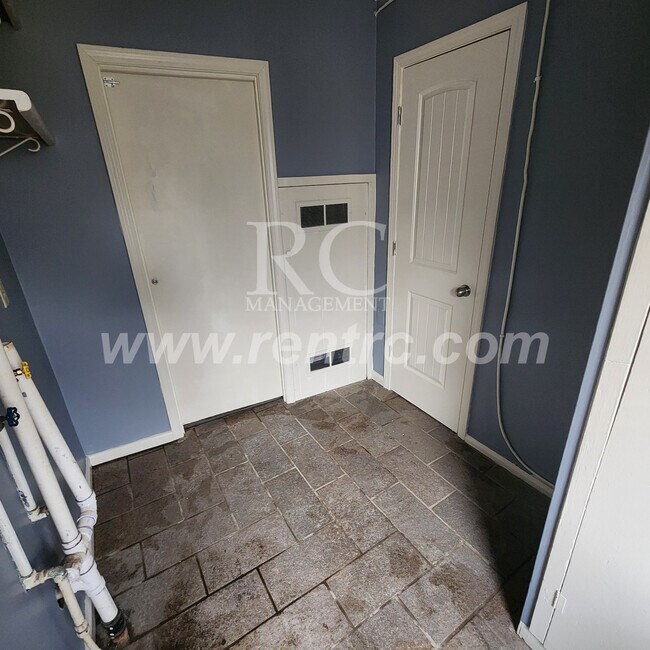 Building Photo - 210 Lindenwood-