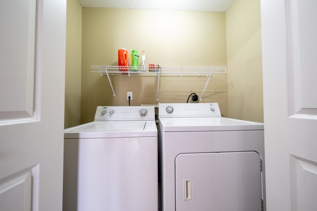 Building Photo - 6988 S Park Dr