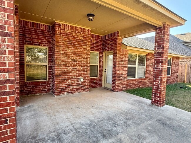 Building Photo - Beautiful 4 Bed, 2 Bath, 3 Car Home in Edm...