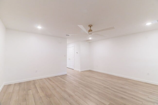 Building Photo - Luxury 1 Bedroom Downtown Jonesboro!