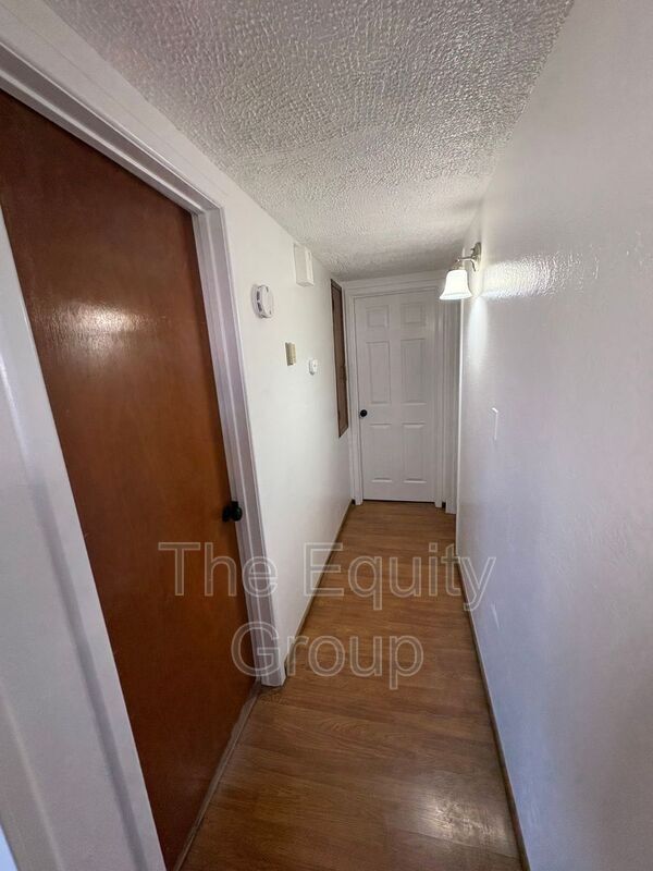 Building Photo - 856 W Chestnut St