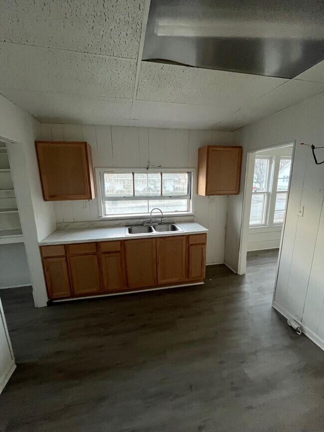 Building Photo - Charming 3BR Home with Spacious Front Porch – Only $875/mo!