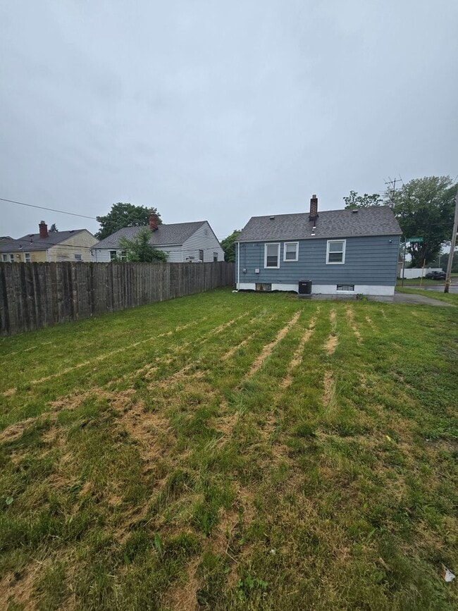 Building Photo - 2 BEDROOM SINGLE FAMILY