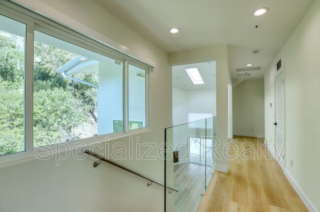 Building Photo - 1827 Hill Dr