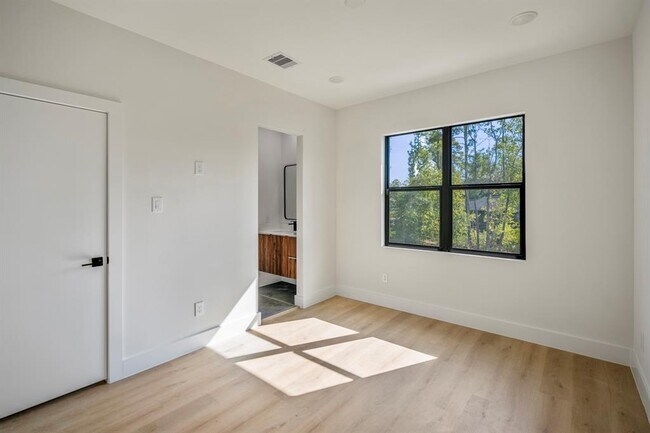 Building Photo - 10728 Twin Oak Dr