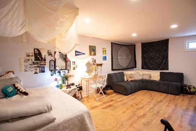 Building Photo - 2 Bedroom Condo Available August 15th