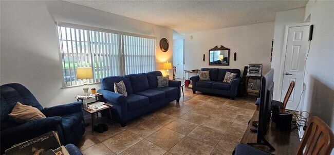 Building Photo - 1001 N Plantation Dr