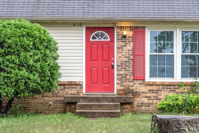 Building Photo - 4 Bedroom 2 Full Bath Pet Friendly Home For Rent!