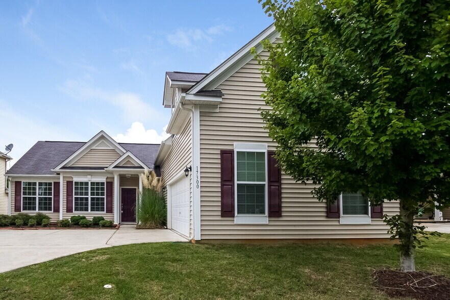 Primary Photo - 17300 Hampton Trace Rd