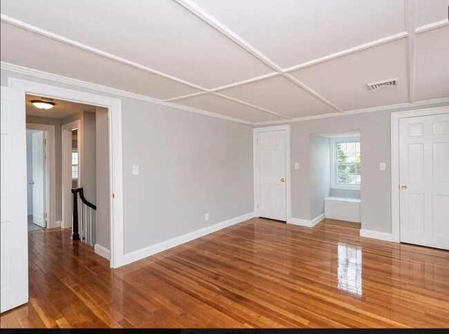 Building Photo - 3 Bed Home with a Yard and Garage! Available for July!