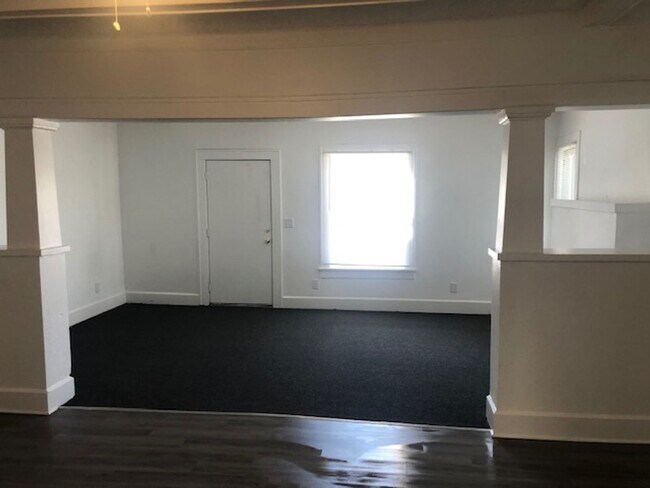 Building Photo - Lovely 3 bedroom 2 bathroom in St. Petersburg
