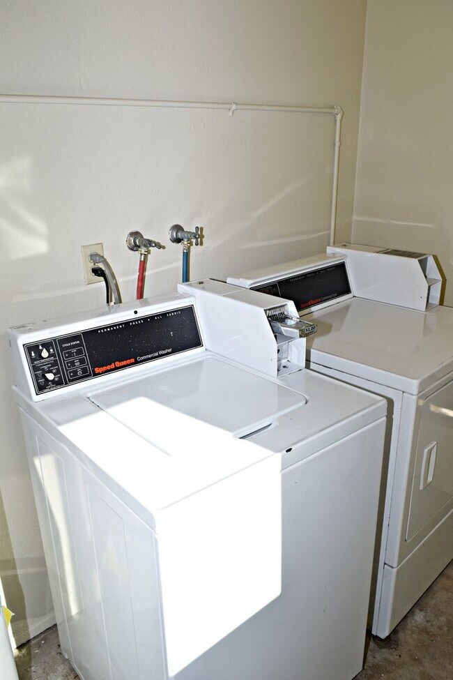 Building Photo - 2 Bedroom Apartment in North Park, Upstair...