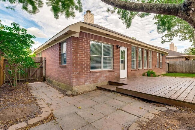 Building Photo - 4926 Linden Pl