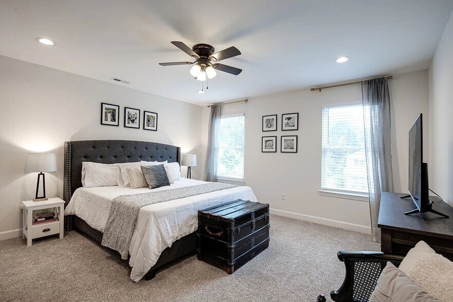 Building Photo - 2426 24th Ave N