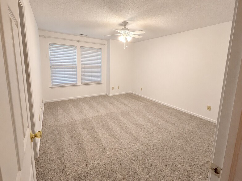 Building Photo - 12754 Crescent Dr