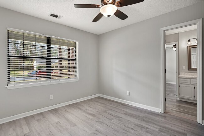 Building Photo - 208 Miner Dr