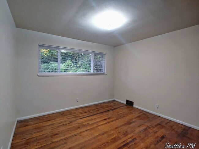 Building Photo - "Charming 2-Bed Retreat with Gleaming Hardwood Floors in Prime Seattle Location!"