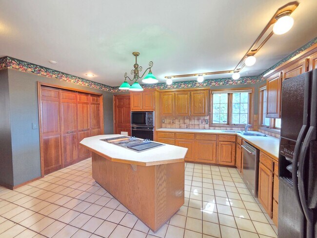 Building Photo - $3,495 - 5 Bed / 4 Baths Stunning Northwood Home with Views