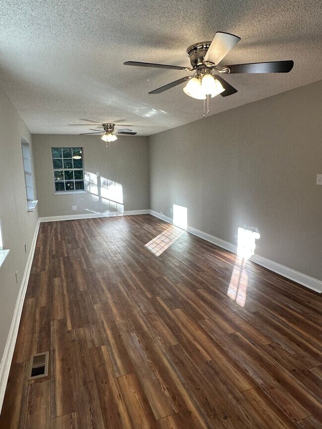 Building Photo - Recently Updated 4Bdrm/2bath home!