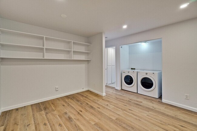 Building Photo - Recently upgraded Condo in a highly desirable location in Sunnyvale.