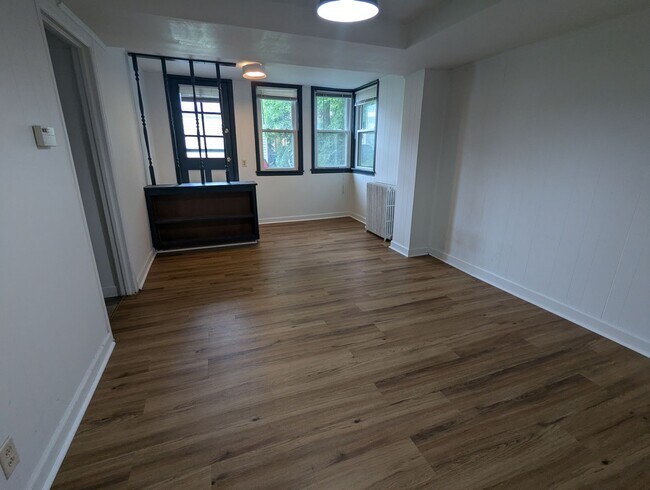 Building Photo - Cozy Studio Apartment in the Heart of Shorewood Hills