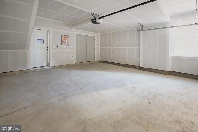 Building Photo - 945 Sycamore Dr SE