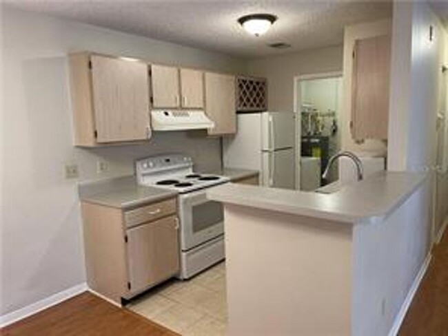 Building Photo - Bright and Spacious 2 BR / 2 BA Condo in C...