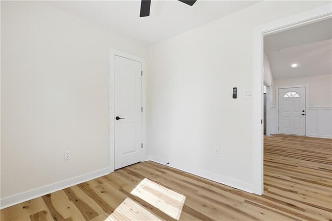 Building Photo - 19 Robin Hood Dr