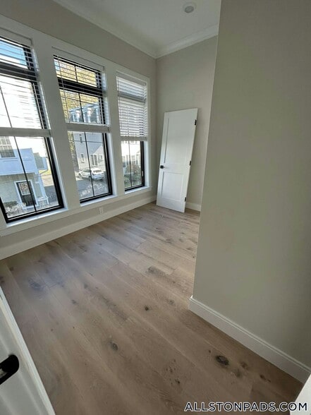 Building Photo - 157 Everett St