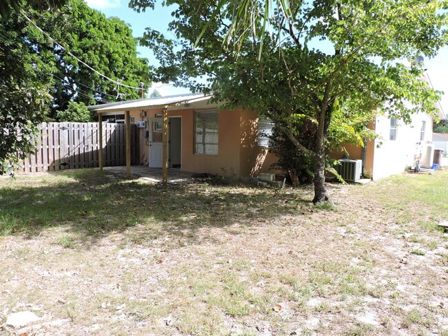 Building Photo - 9046 SE Parkway Dr