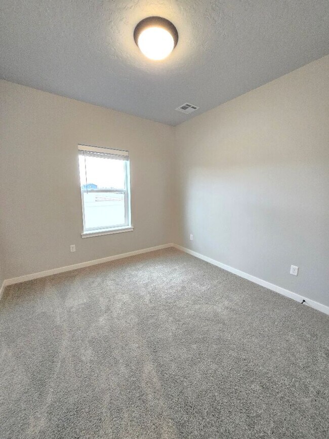 Building Photo - Elegant Nampa Home