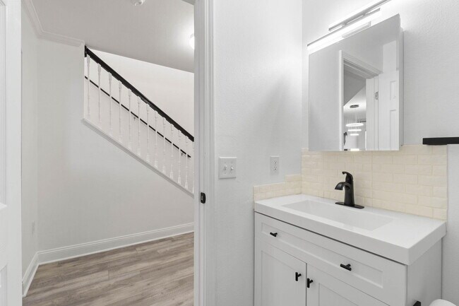 Building Photo - 707 Majestic Dr