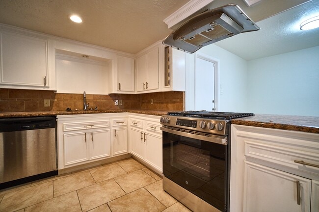 Building Photo - 14034 Utopia Dr