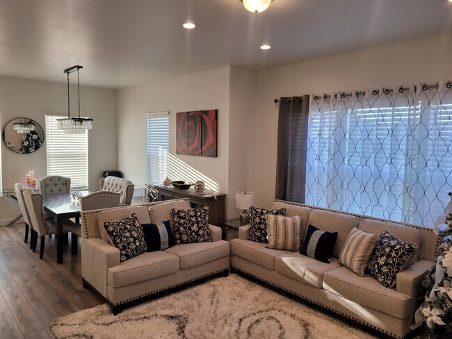 Building Photo - "Spacious 4-Bed Townhouse with Scenic View...
