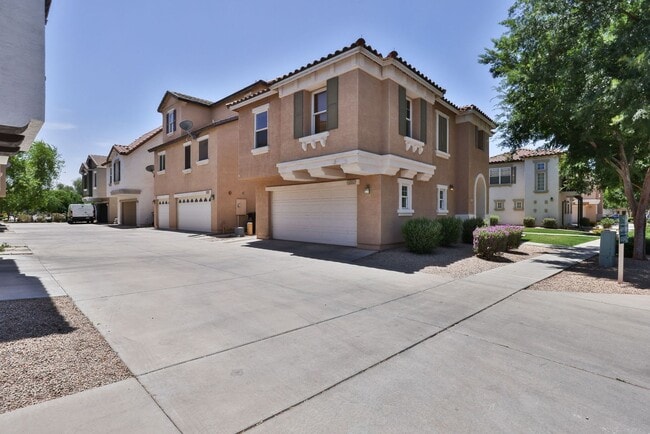 Building Photo - Beautiful Gilbert 3 bed/3 bath Home in The...
