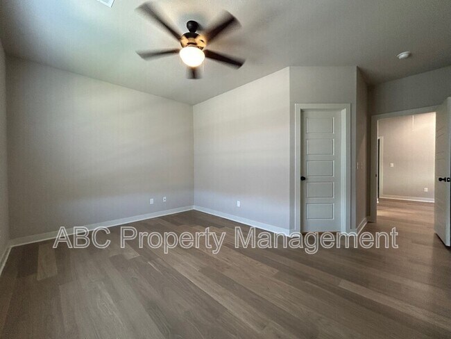 Building Photo - 3305 SW Hillstone Ave