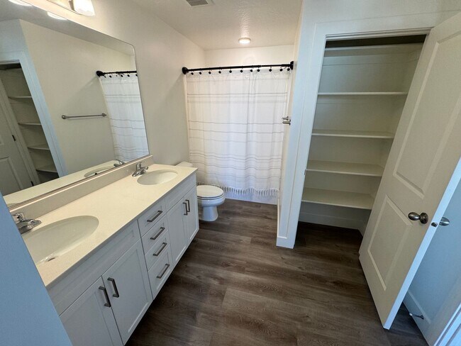 Building Photo - Desert Color Townhome!