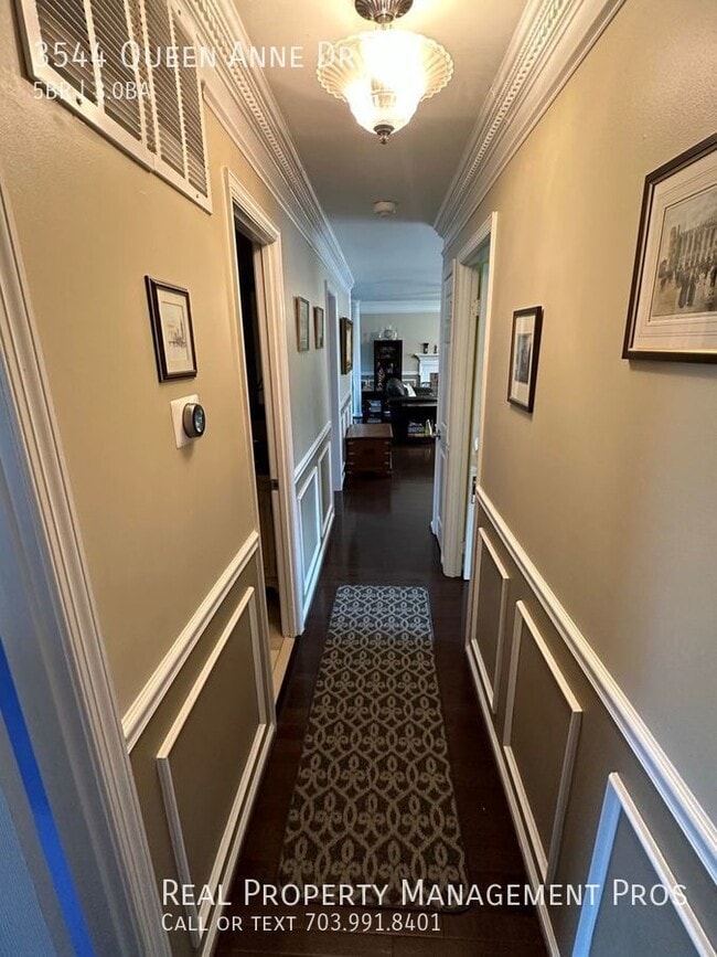 Building Photo - 3544 Queen Anne Dr