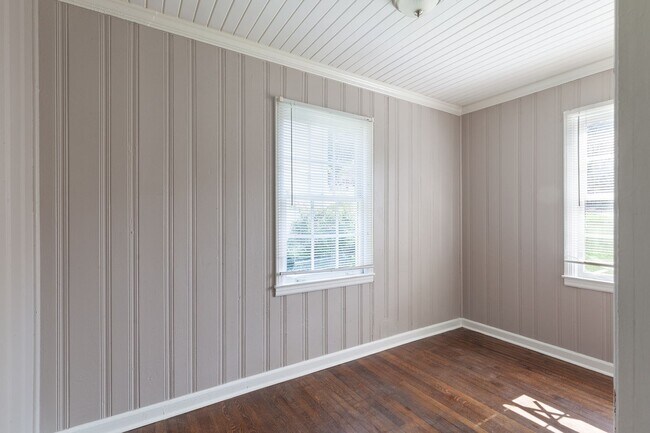 Building Photo - Charming Renovated Bungalow in Grove Park ...