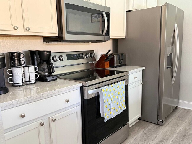 Building Photo - 4735 Vero Beach Pl