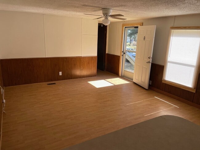 Building Photo - 3 bed, 2 bath, mobile home $800 month, $80...