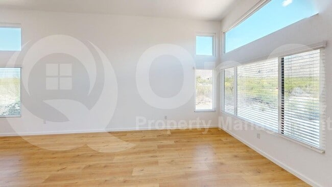 Building Photo - 5855 N Kolb Rd