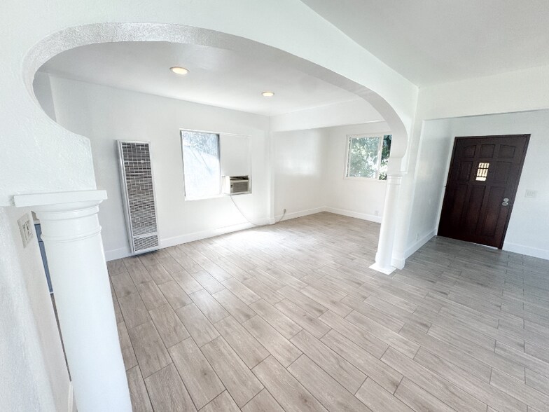 Building Photo - 718 S Oakford Dr