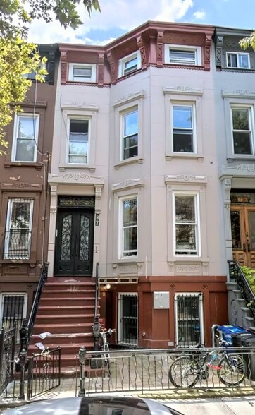 Front - 740 Putnam Ave