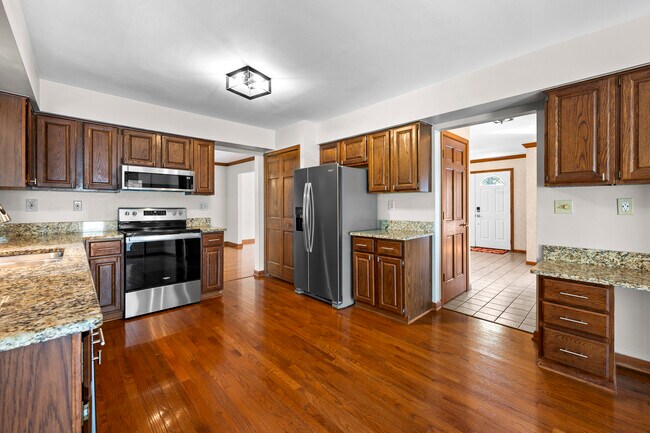 Building Photo - 38636 Rutgers Dr