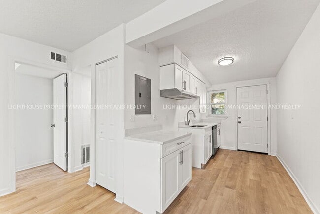 Building Photo - Renovated 2BR/1BA Duplex with Front Porch