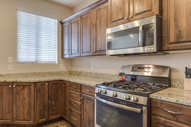 Building Photo - Spacious 3 Bedroom Home