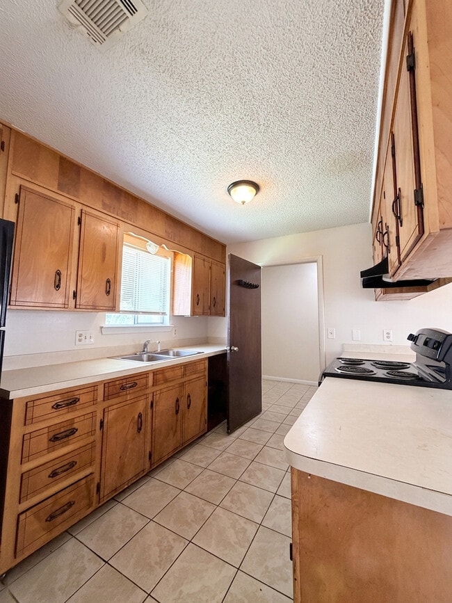 Building Photo - 535A S 61st Ave