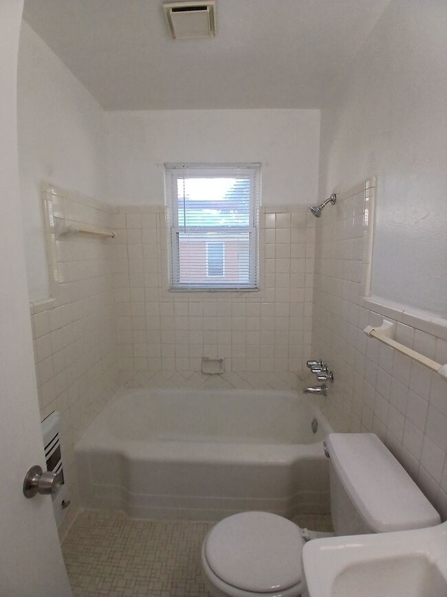 Building Photo - Avon 3019-3021